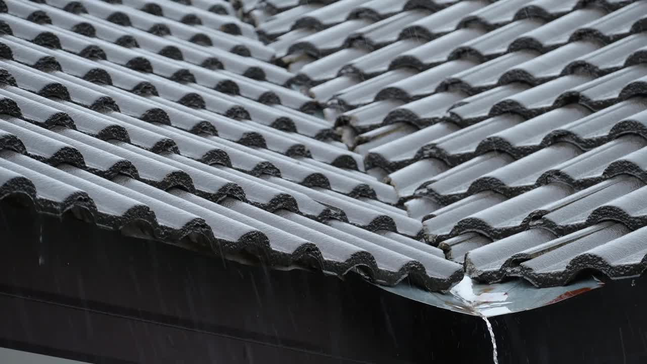 雨季的4K场景，大雨倾泻在屋顶上视频素材