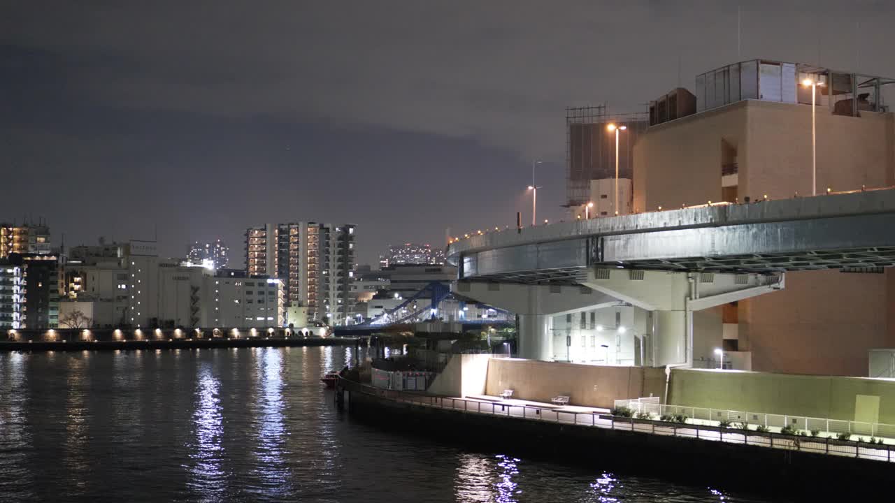 夜晚的日本桥河和东京市区高速公路视频素材