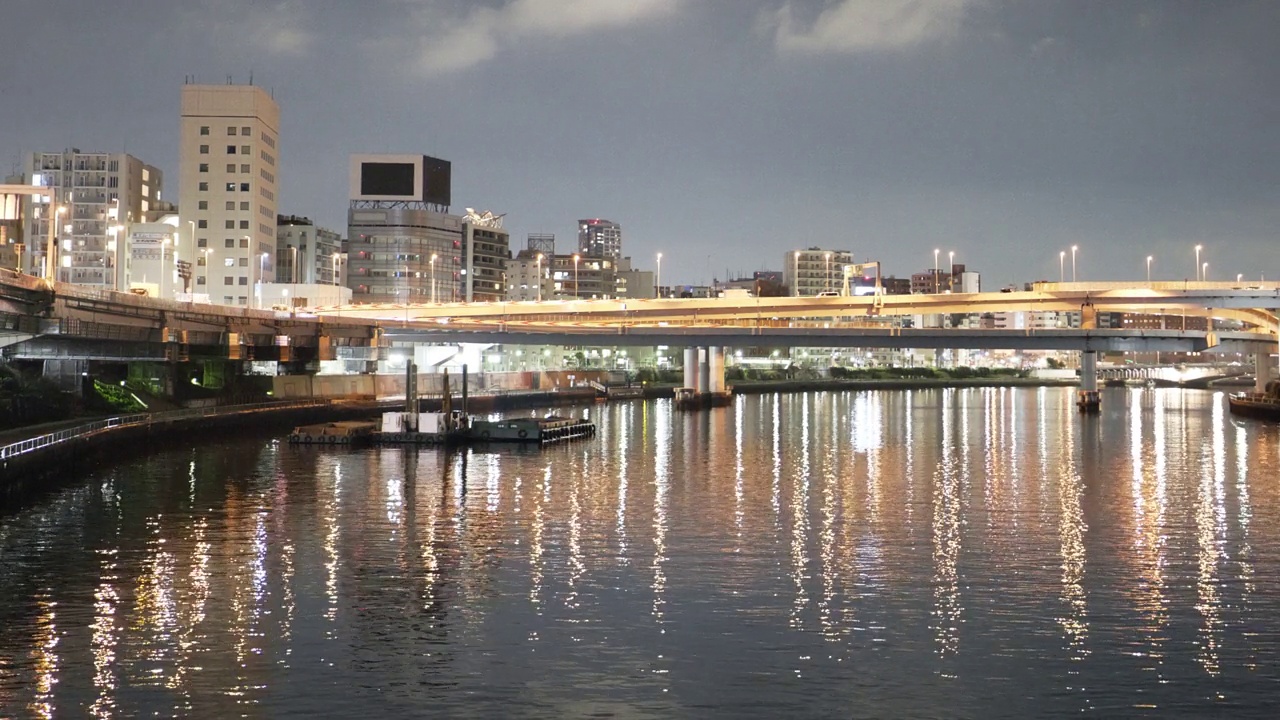 夜晚的日本桥河和东京市区高速公路视频素材