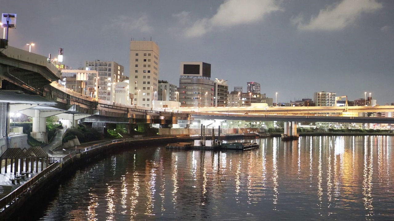 夜晚的日本桥河和东京城市高速公路视频素材