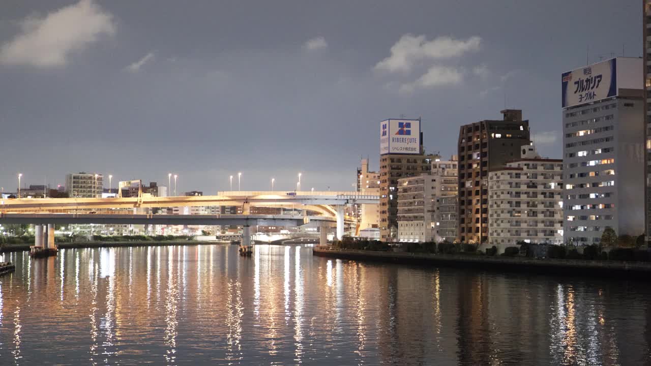 夜晚的日本桥河和东京市区高速公路视频素材