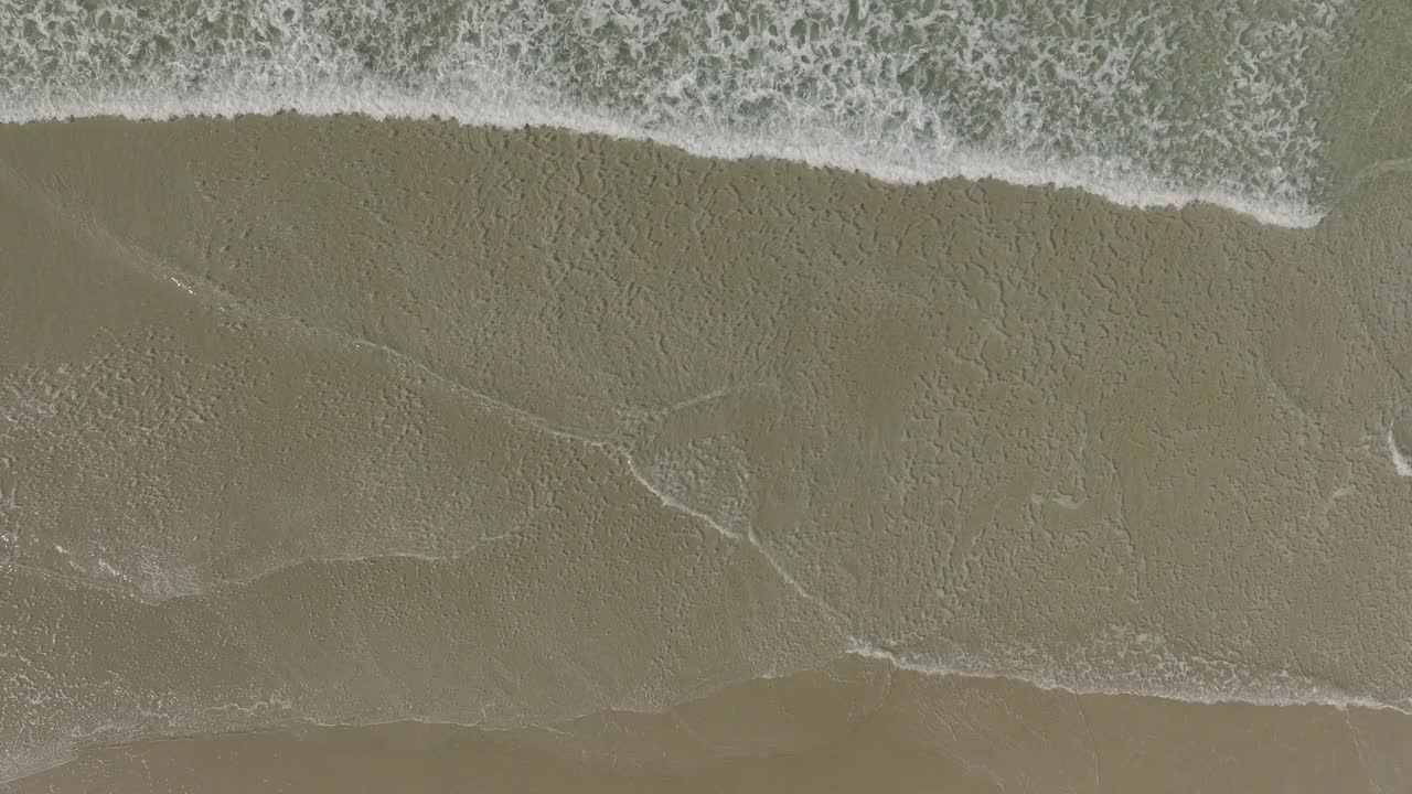 清澈的海水冲刷沙滩海岸线视频素材