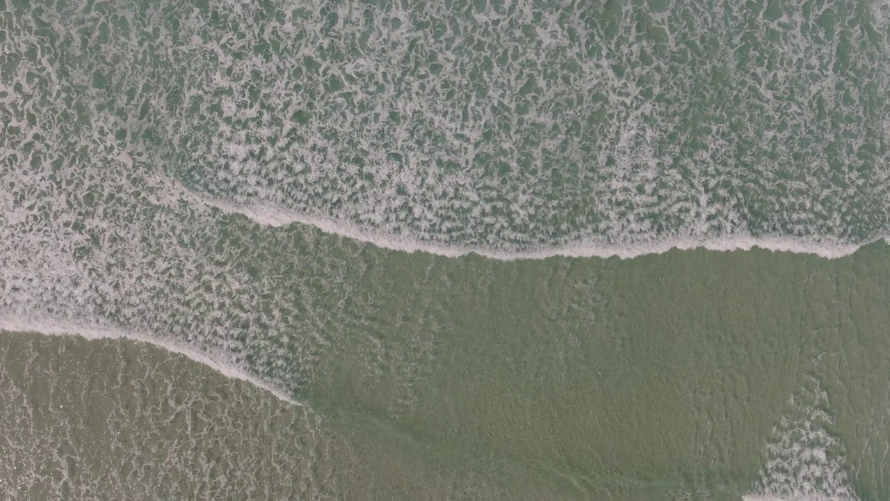 海浪飞溅到海岸线的俯视图视频素材