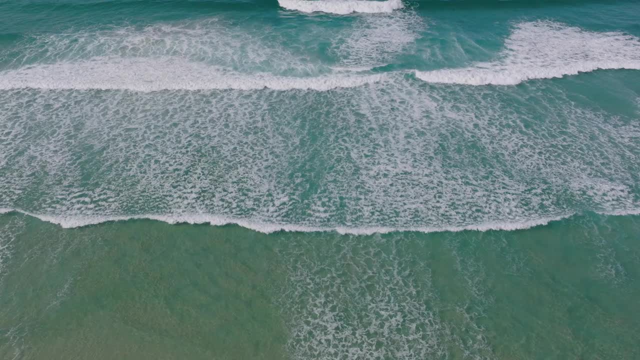 海浪缓缓地滚过海岸视频素材