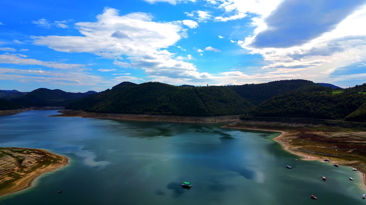 无人机航拍的干旱夏季的湖泊景观视频素材