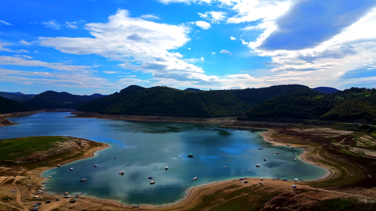 在夏季干旱的几个月里，无人机对湖泊的鸟瞰图视频下载