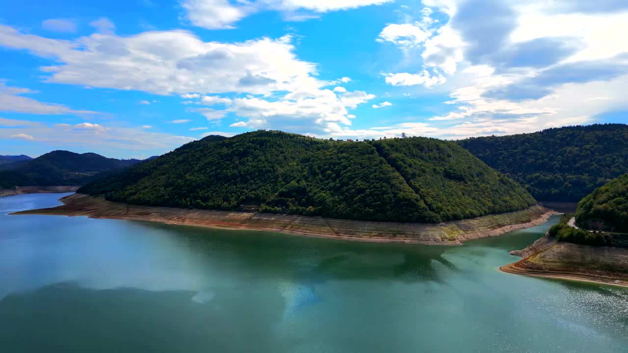 在干燥的夏季，从空中俯瞰湖泊视频下载