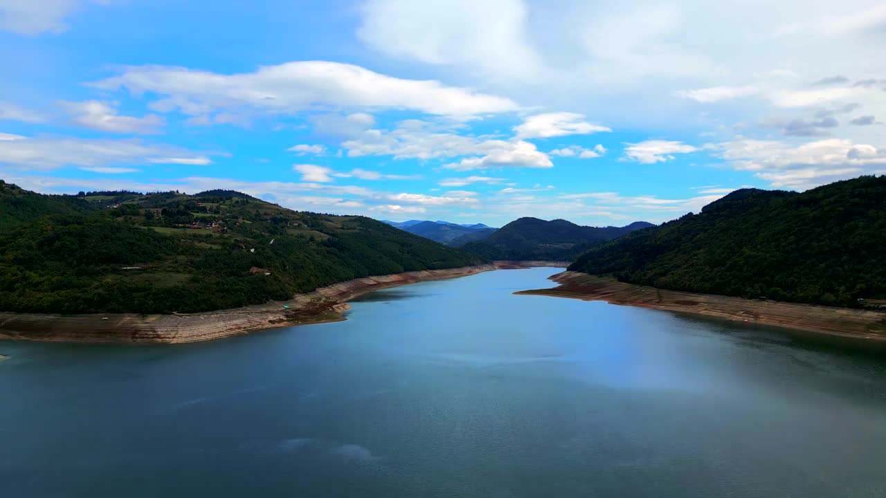 无人机在一个美丽的清澈的湖在夏季的观点视频素材