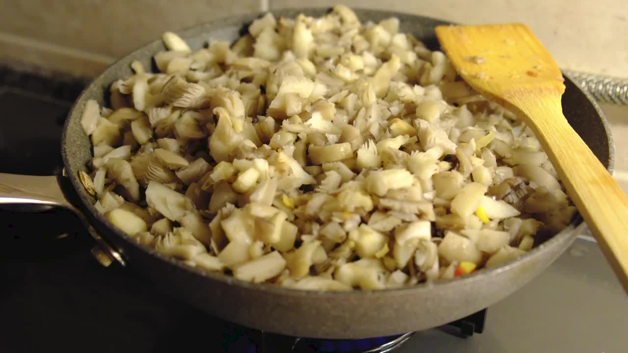 用煎锅煮蔬菜、蚝油菇。饮食的食物。视频素材