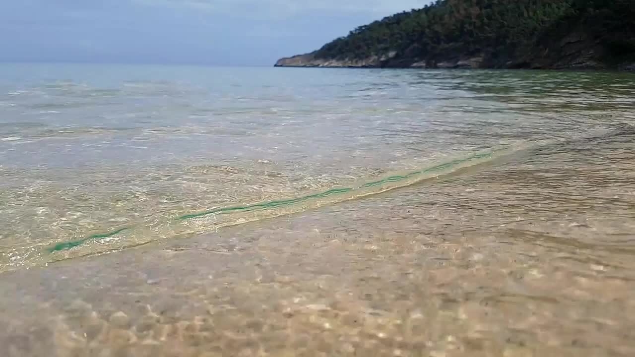 海浪拍打萨索斯岛的海岸视频素材