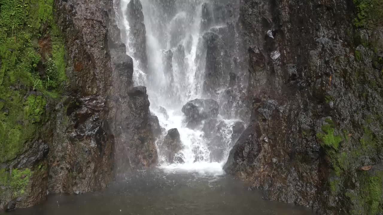 水从瀑布的岩石上流下视频素材