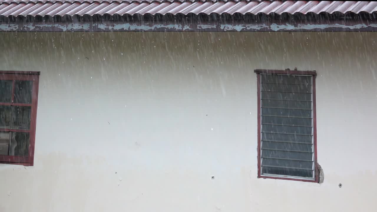 雨水落在屋顶下的水渍慢动作视频素材