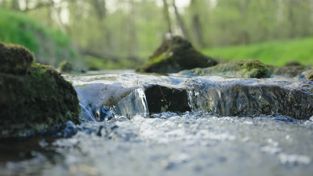 SLO MO溪流中的清水视频素材