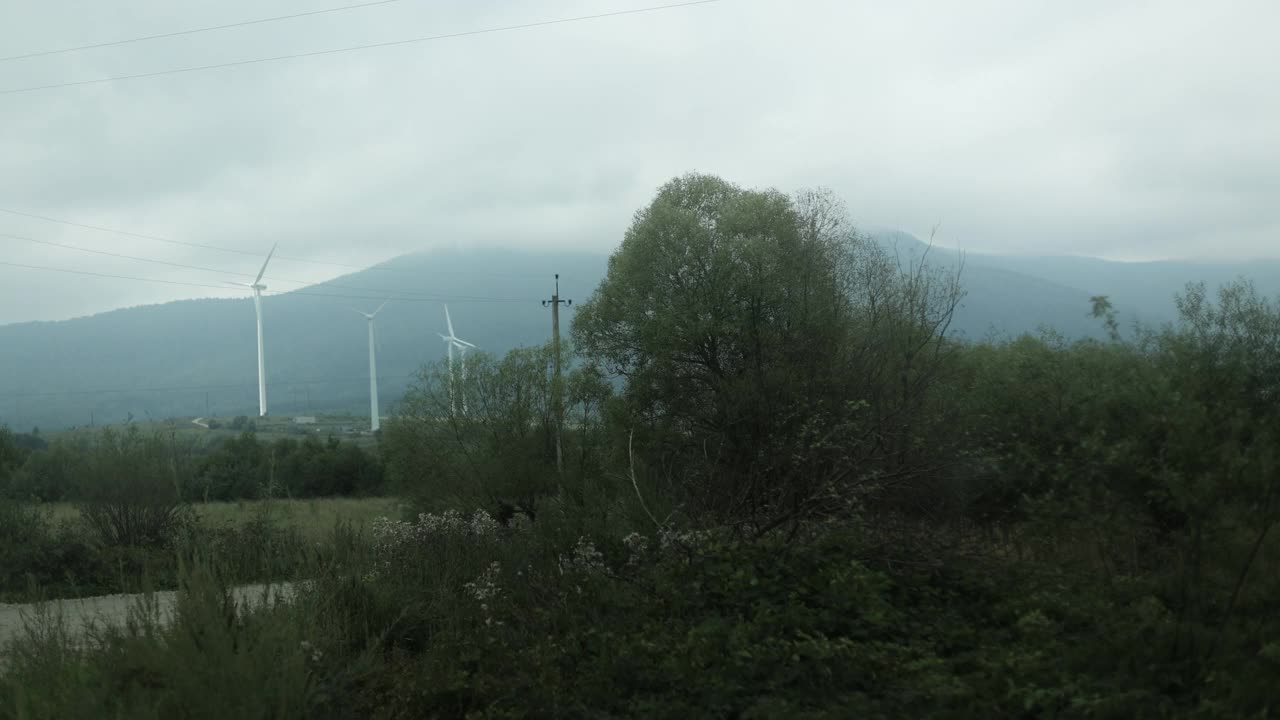 风力发电场建在山上的小山上视频素材