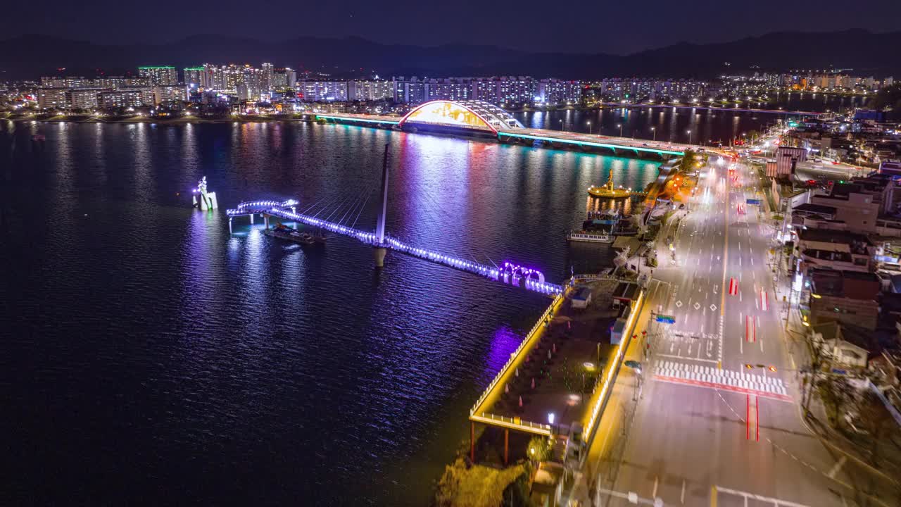 夜景中，韩国江原道春川市，西阳江空中步道和西阳桥附近的市中心视频素材