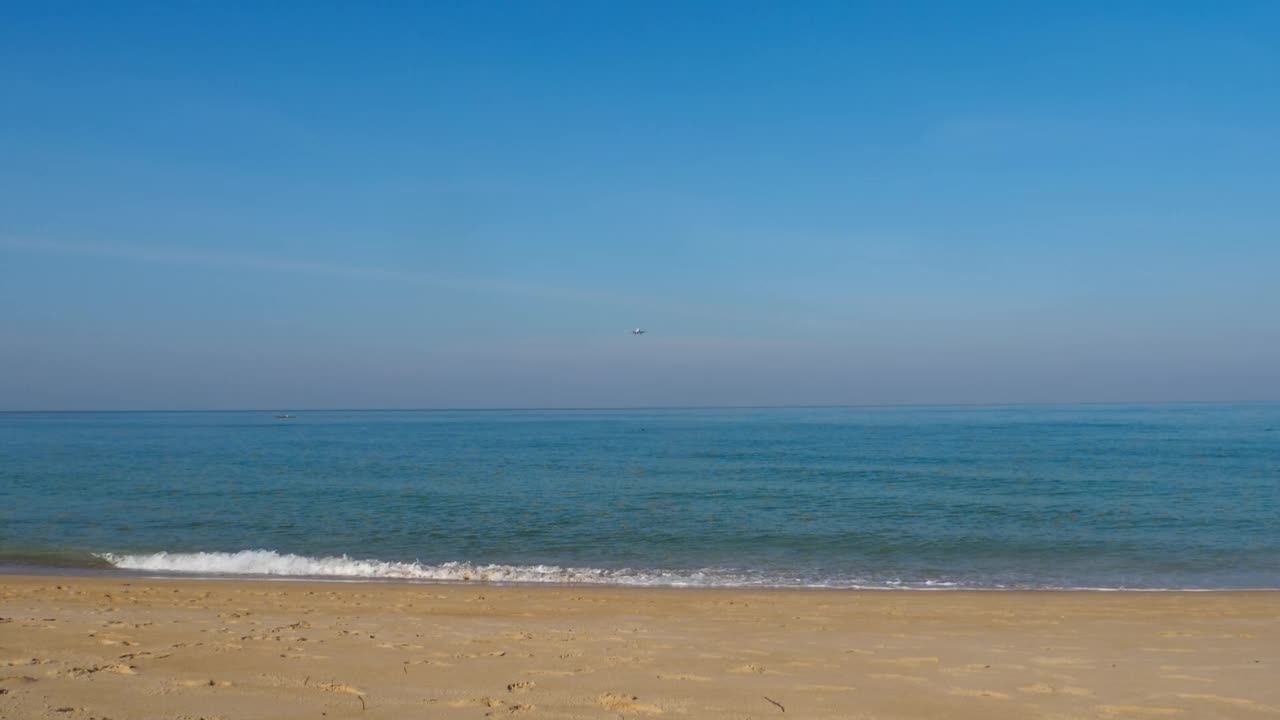 飞机降落在海面上视频素材