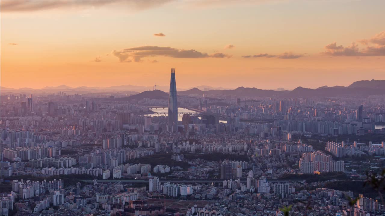 韩国首尔松坡区汉江和乐天世界塔附近的风景，从白天到夜晚视频素材