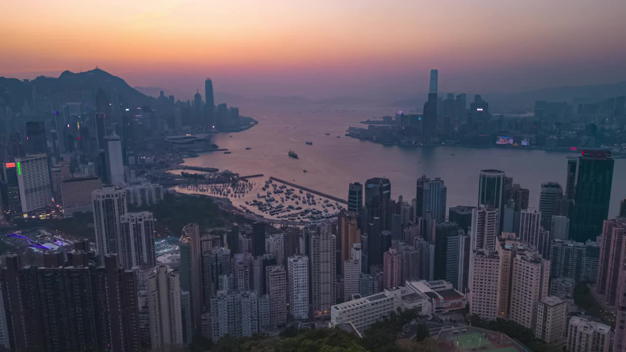 日落时香港市区天际线的空中超差视频素材