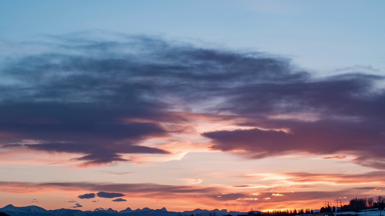 多彩的夕阳景观。傍晚，阳光照在天上的云上。全景鸟瞰图。柔和的蓝色空间在空气的顶部。大自然的宁静甜蜜时刻。延时镜头4k。视频素材