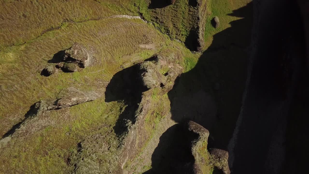 冰岛Fjadrargljufur峡谷上空的无人机画面。视频素材