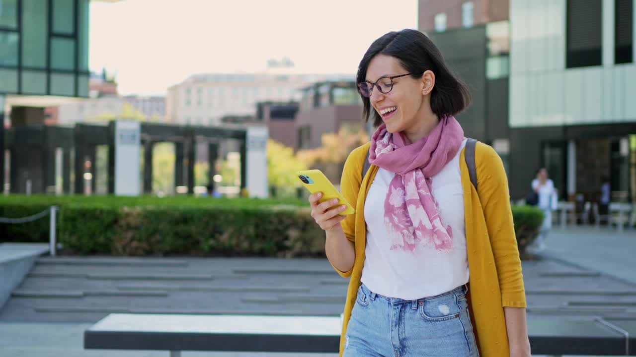 年轻女子在米兰的城市街道上打电话视频素材