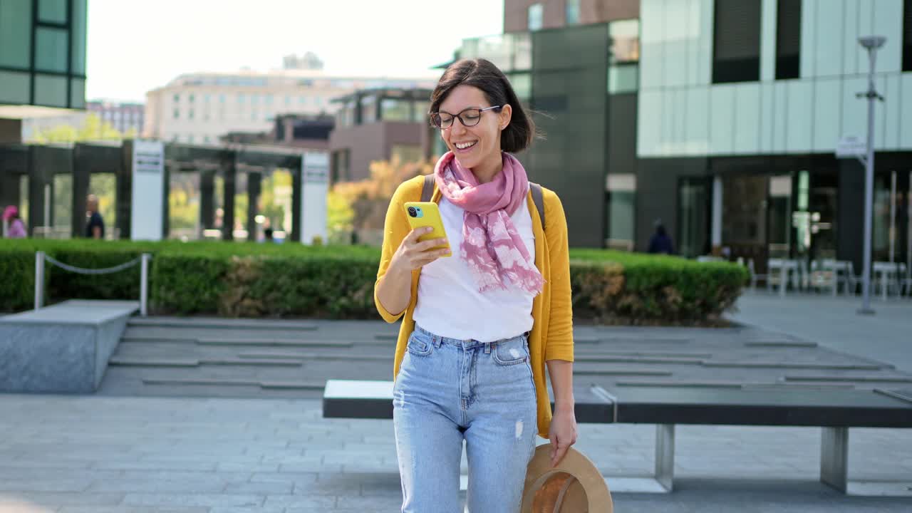 年轻女子在米兰的城市街道上打电话视频素材