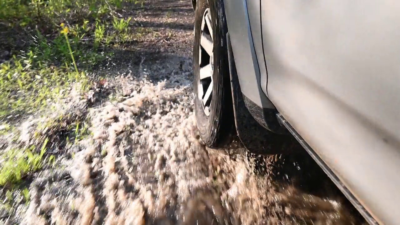 陆路车辆驶过被淹地区视频素材