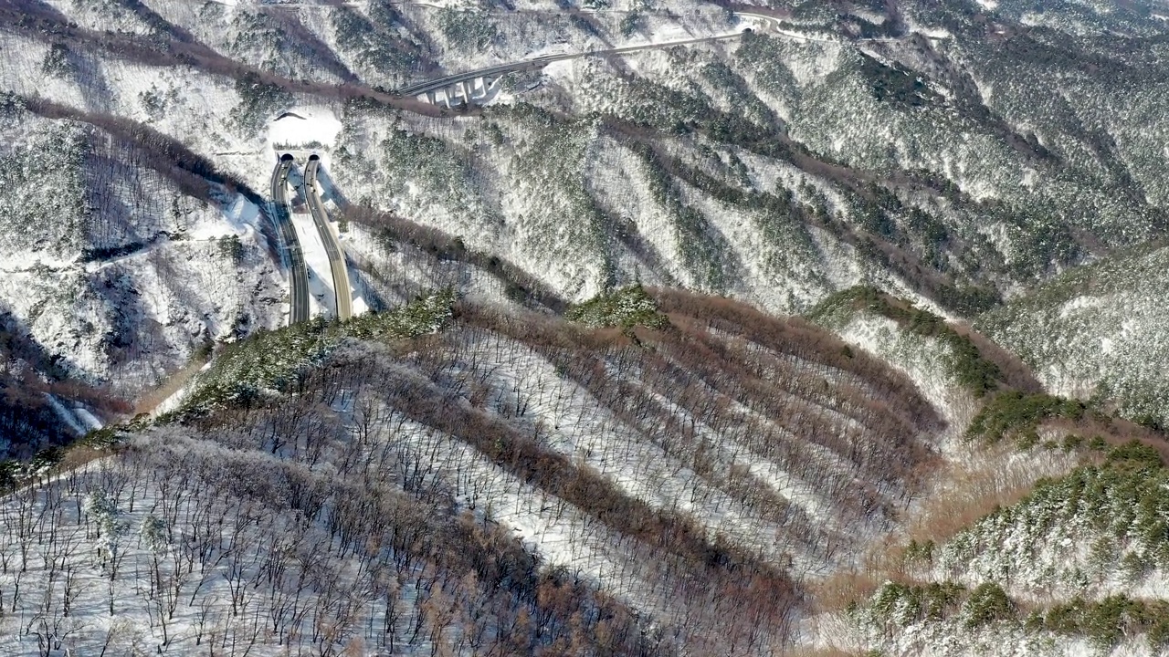 图为，韩国江原道平昌郡大关岭附近的雪景视频素材