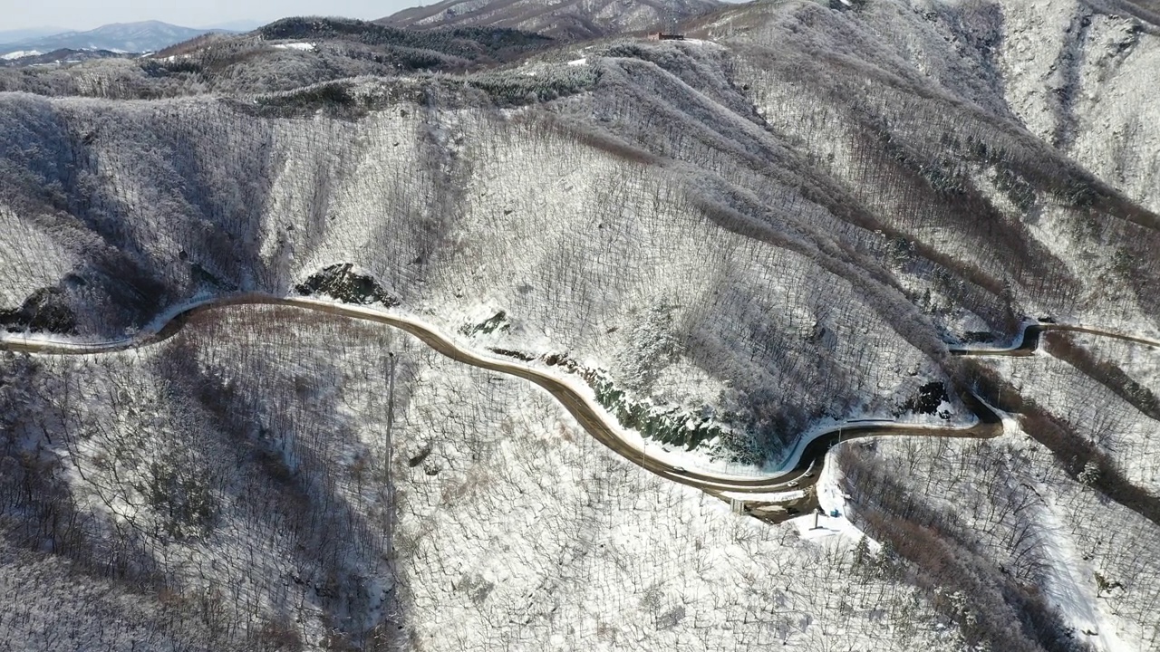 图为，韩国江原道平昌郡大关岭附近的雪景视频素材