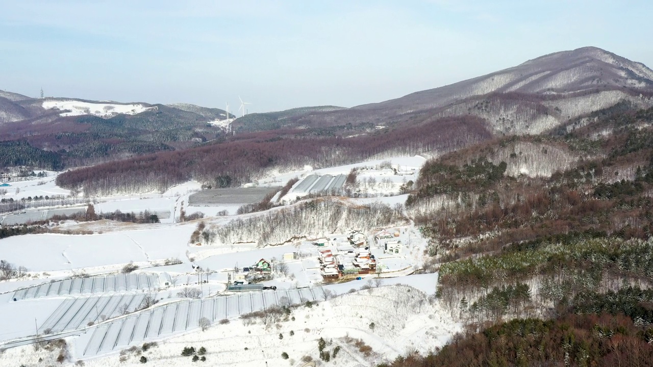 韩国江原道平昌郡大关岭附近的山野雪景视频素材