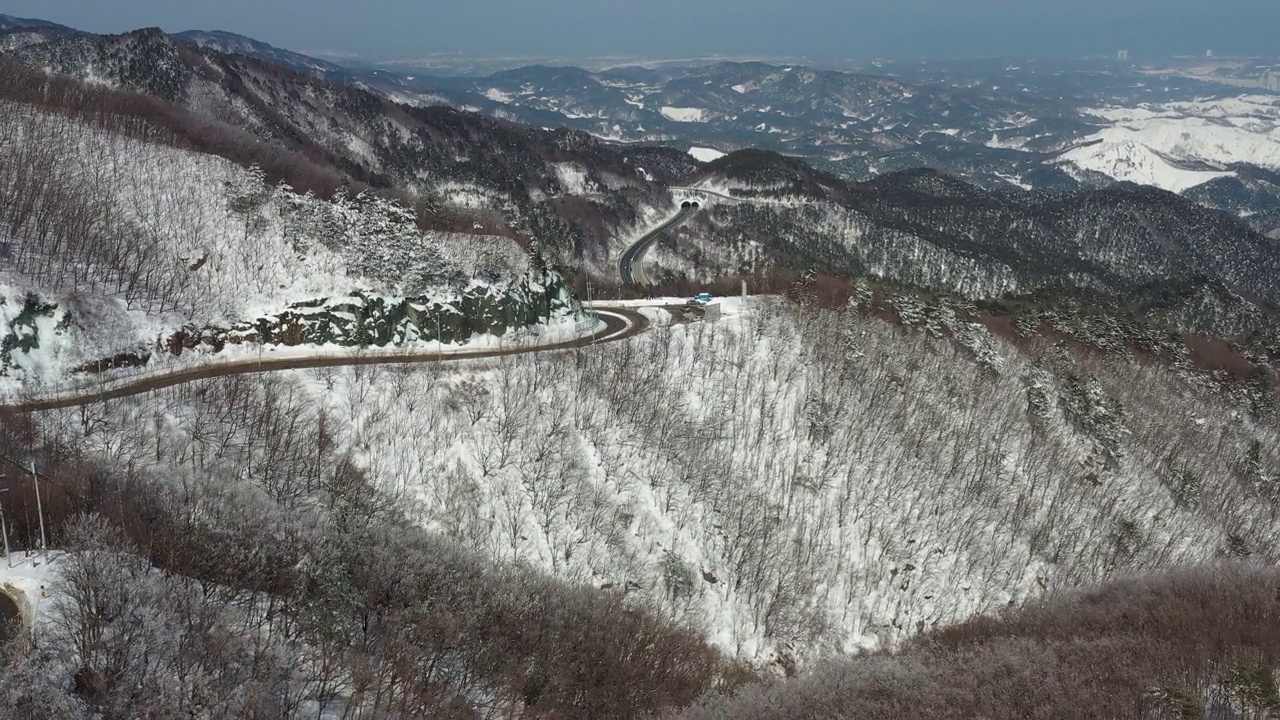 韩国江原道平昌郡大关岭附近的雪景视频素材