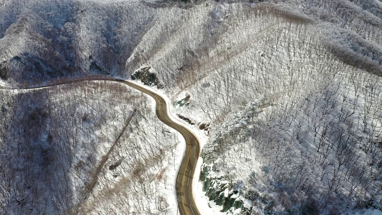 图为，韩国江原道平昌郡大关岭附近的雪景视频素材