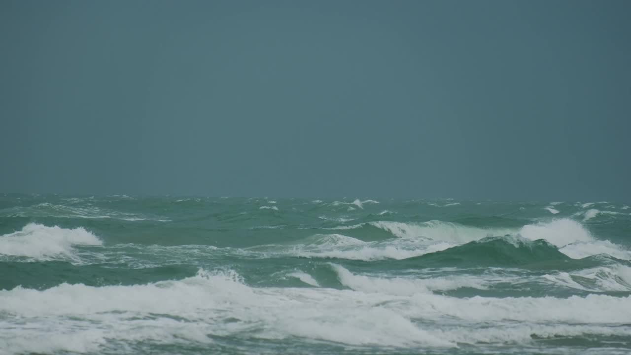 风暴波浪飞溅，水泡沫，海洋风暴。慢镜头视频素材