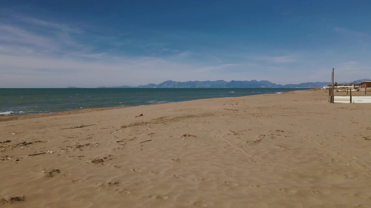 鸟瞰意大利萨莱诺帕埃斯图姆海岸的海滩。视频素材