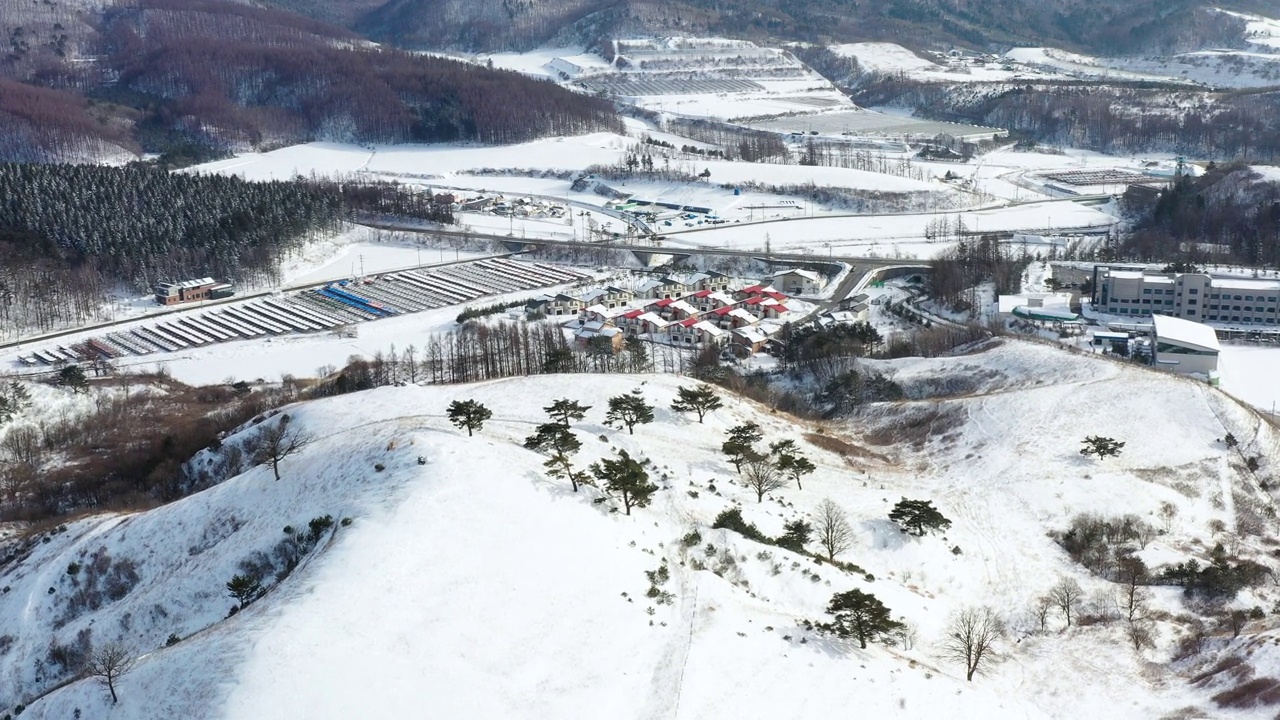 韩国江原道平昌郡大关岭村附近的雪景视频素材