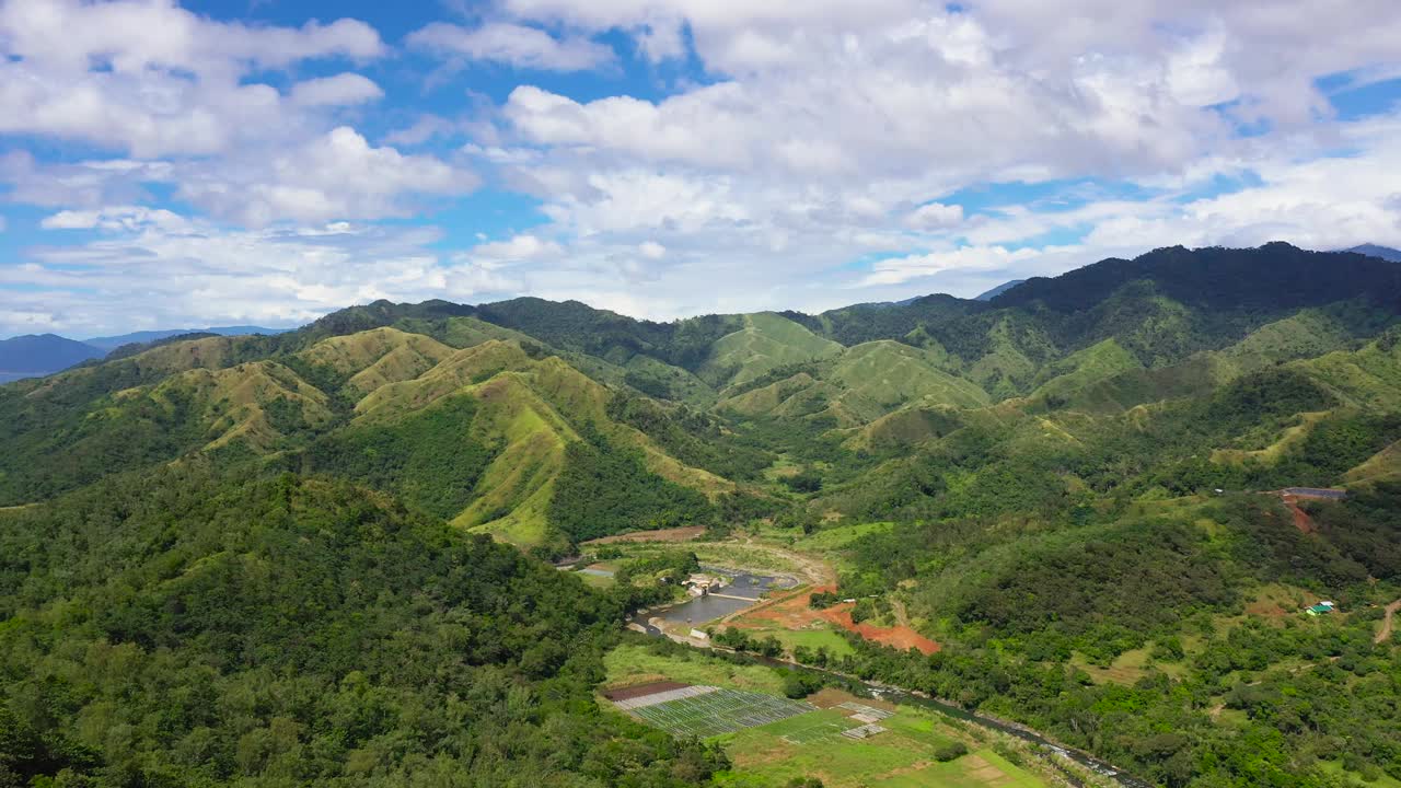 夏天山绿草蓝天景观视频素材