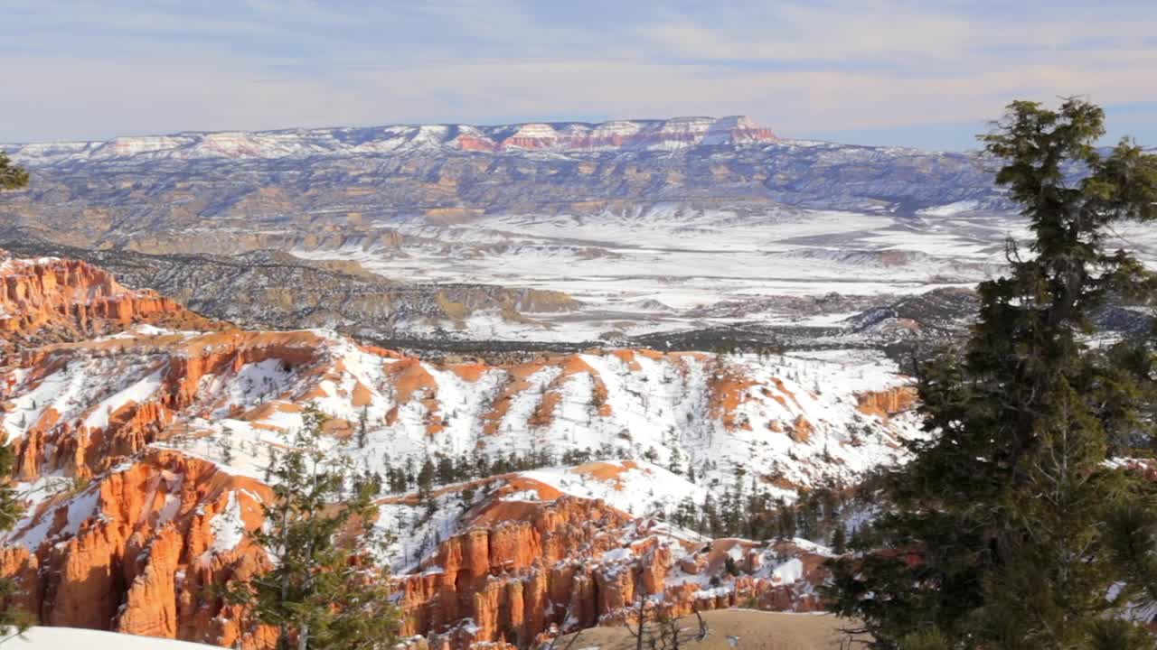 布莱斯峡谷国家公园的山脉，冬天有白雪皑皑的悬崖视频素材