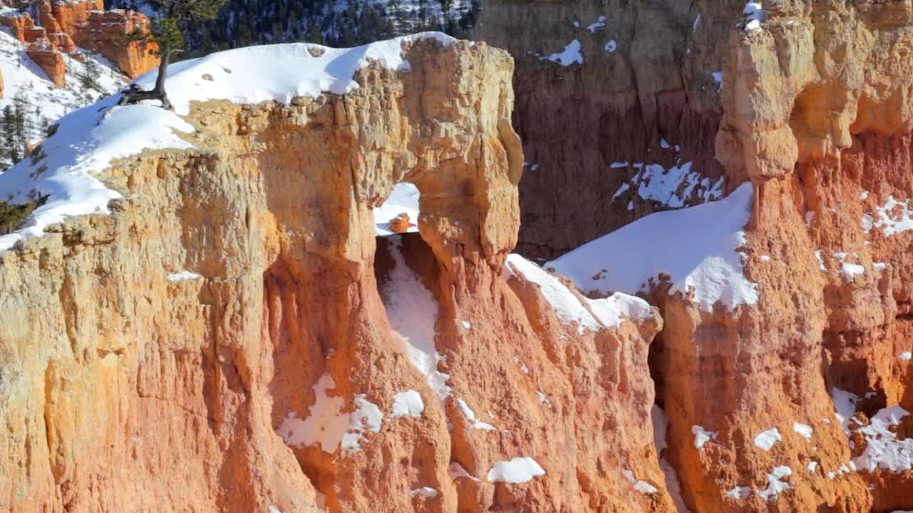 冬天布莱斯峡谷国家公园的白雪皑皑的岩面视频素材