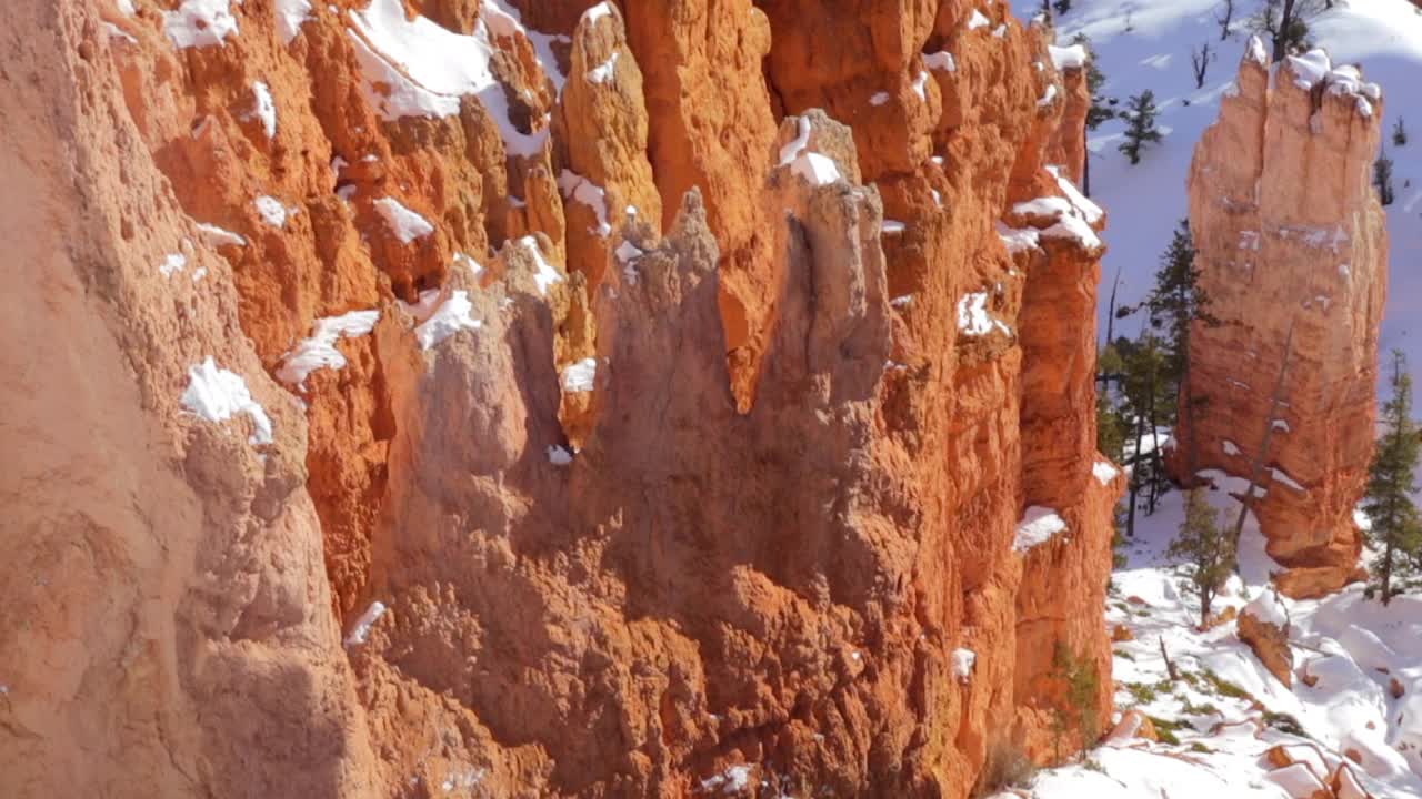 冬天，布莱斯峡谷国家公园的橙色砂岩圆顶上下雪了视频素材