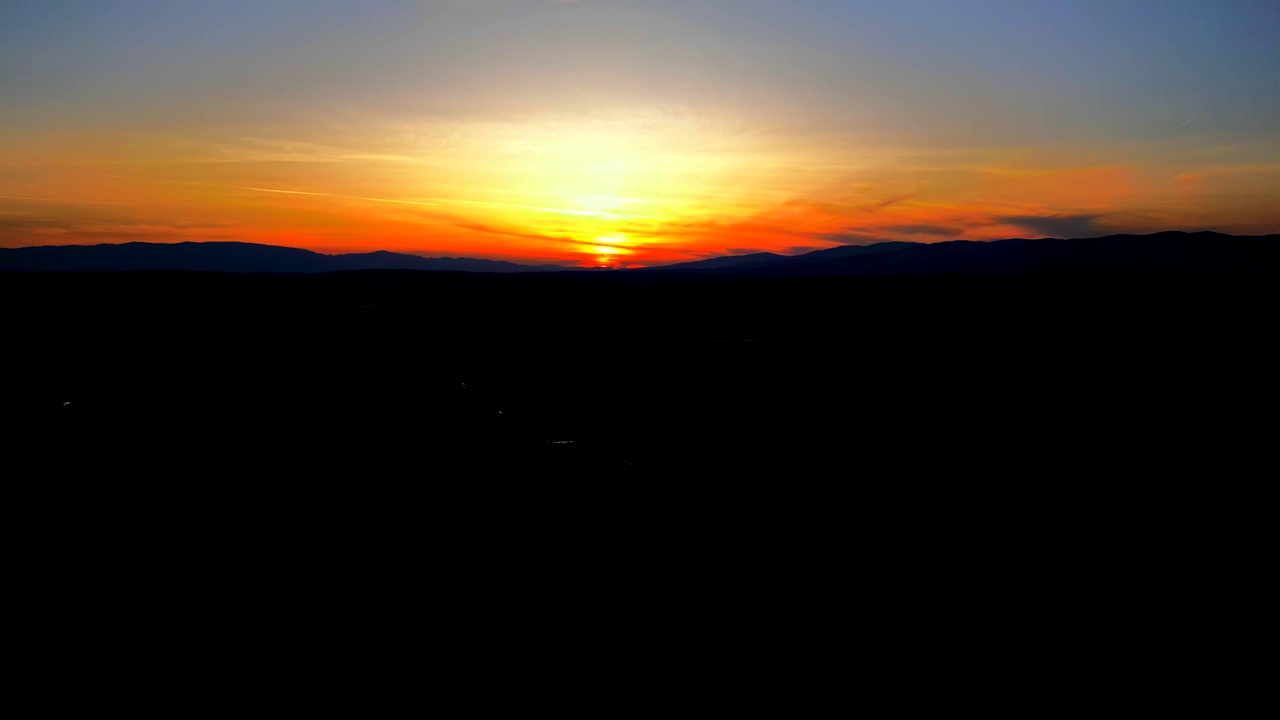 在金色的夕阳下，无人机拍摄的乡村景象视频素材