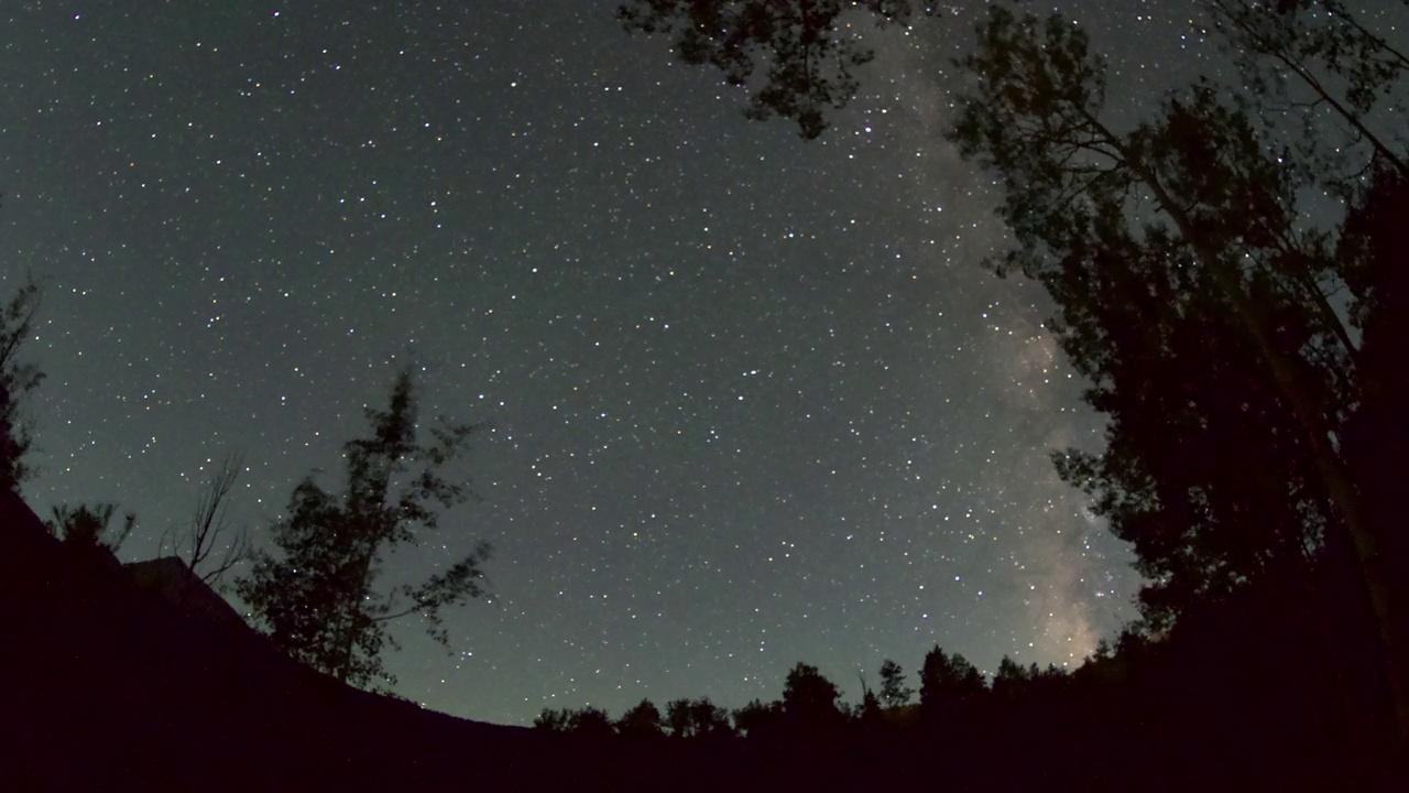 随着日出的临近，夜空中星星和银河系的时间间隔锁定-特莱赖德，科罗拉多州视频素材