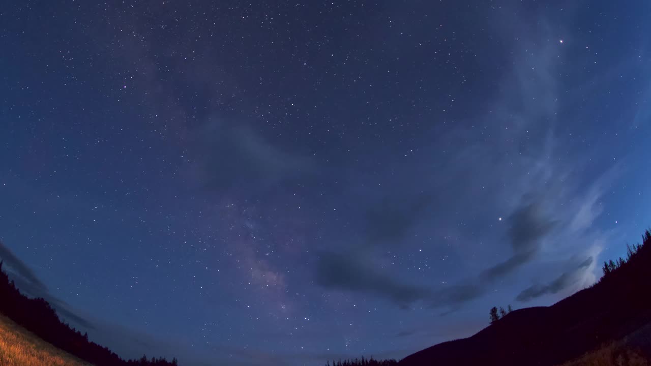 在郁郁葱葱的山谷中移动的星星的时间间隔锁定-克里德，科罗拉多州视频素材