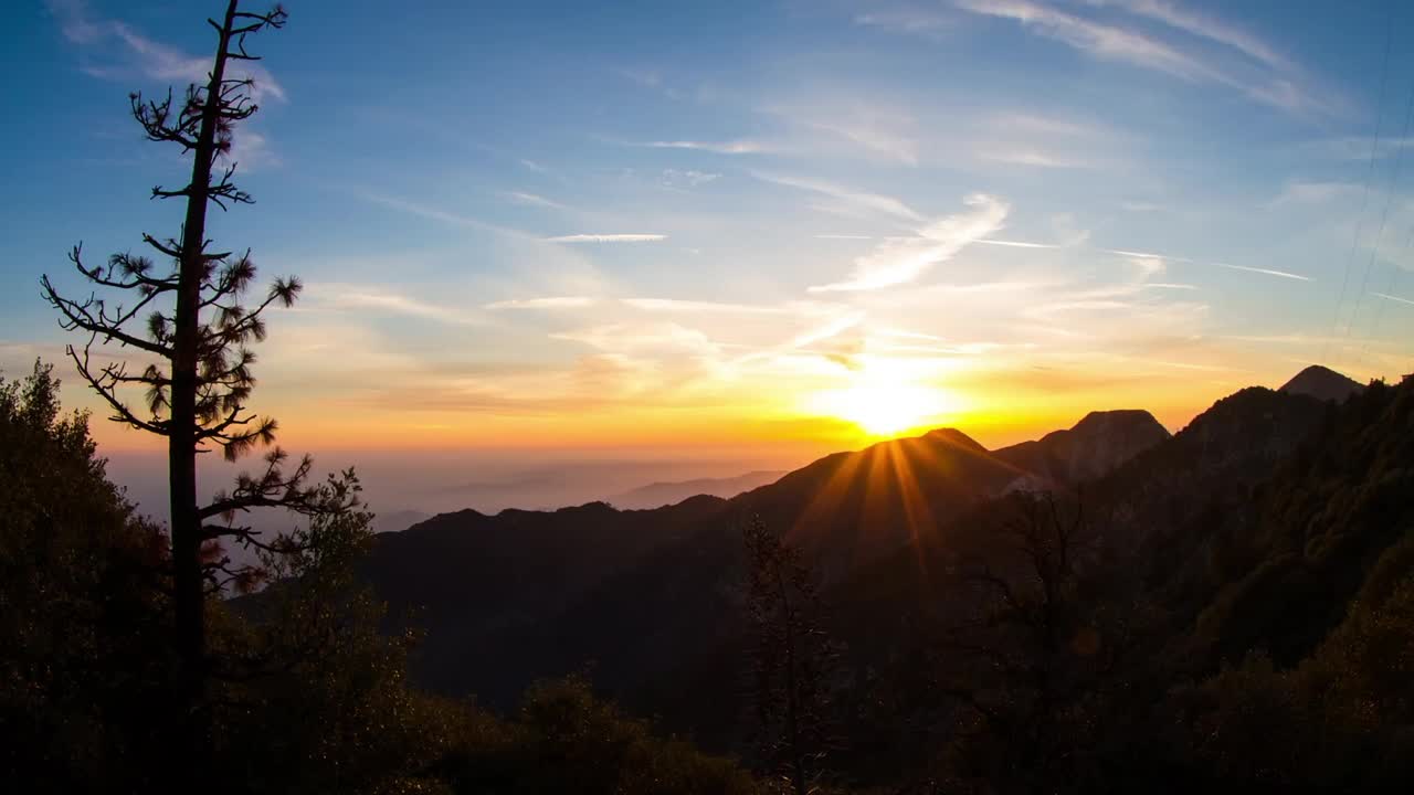 从日落到黄昏，橙色天空映衬下的轮廓山的锁定延时拍摄-洛杉矶，加利福尼亚州视频素材