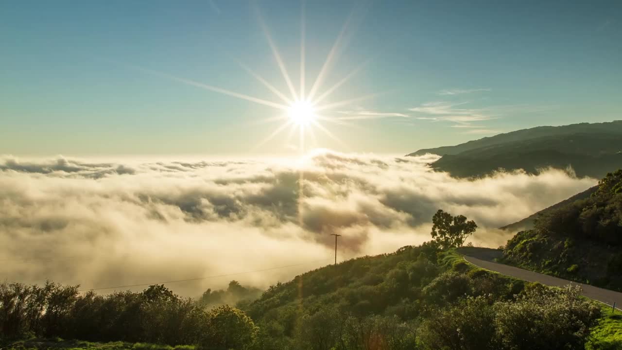 锁定延时拍摄的云彩附近的山对天空在日落-洛杉矶，加利福尼亚视频素材