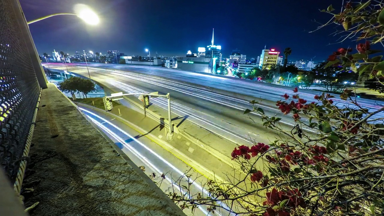 夜间城市街道上的光迹在天空的锁定延时拍摄-洛杉矶，加利福尼亚视频素材