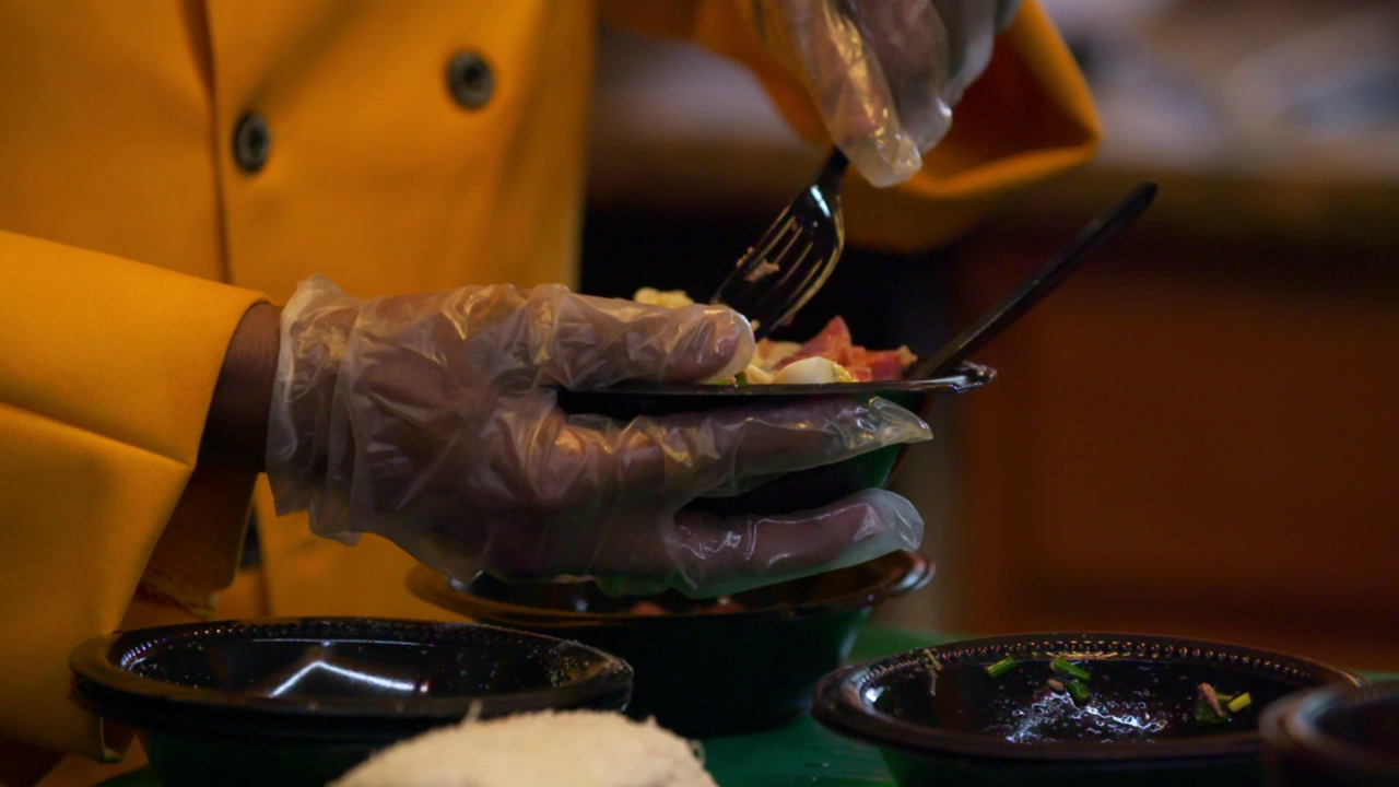 慢动作镜头的男厨师准备食物碗在商业厨房-洛杉矶，加利福尼亚视频素材