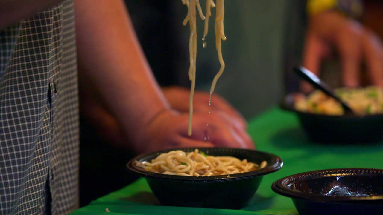 一名男子在餐馆吃面食的慢动作镜头-洛杉矶，加利福尼亚视频素材