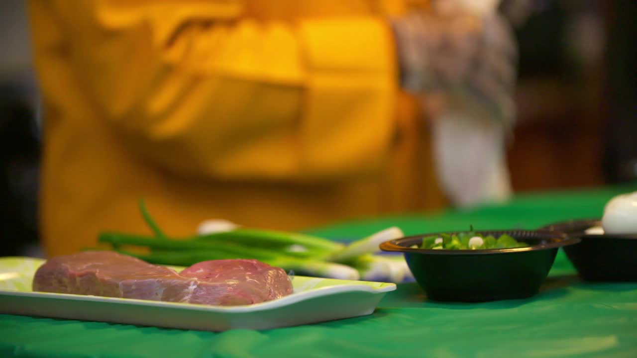 慢动作拍摄的生肉和蔬菜在餐桌上的商业厨房-洛杉矶，加利福尼亚视频素材