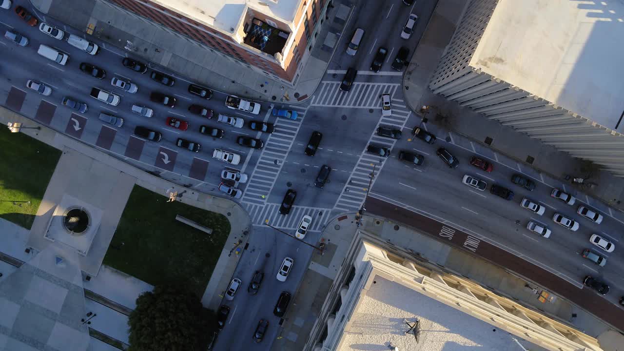 航拍的汽车在道路上的建筑物在城市-巴尔的摩，马里兰州视频素材