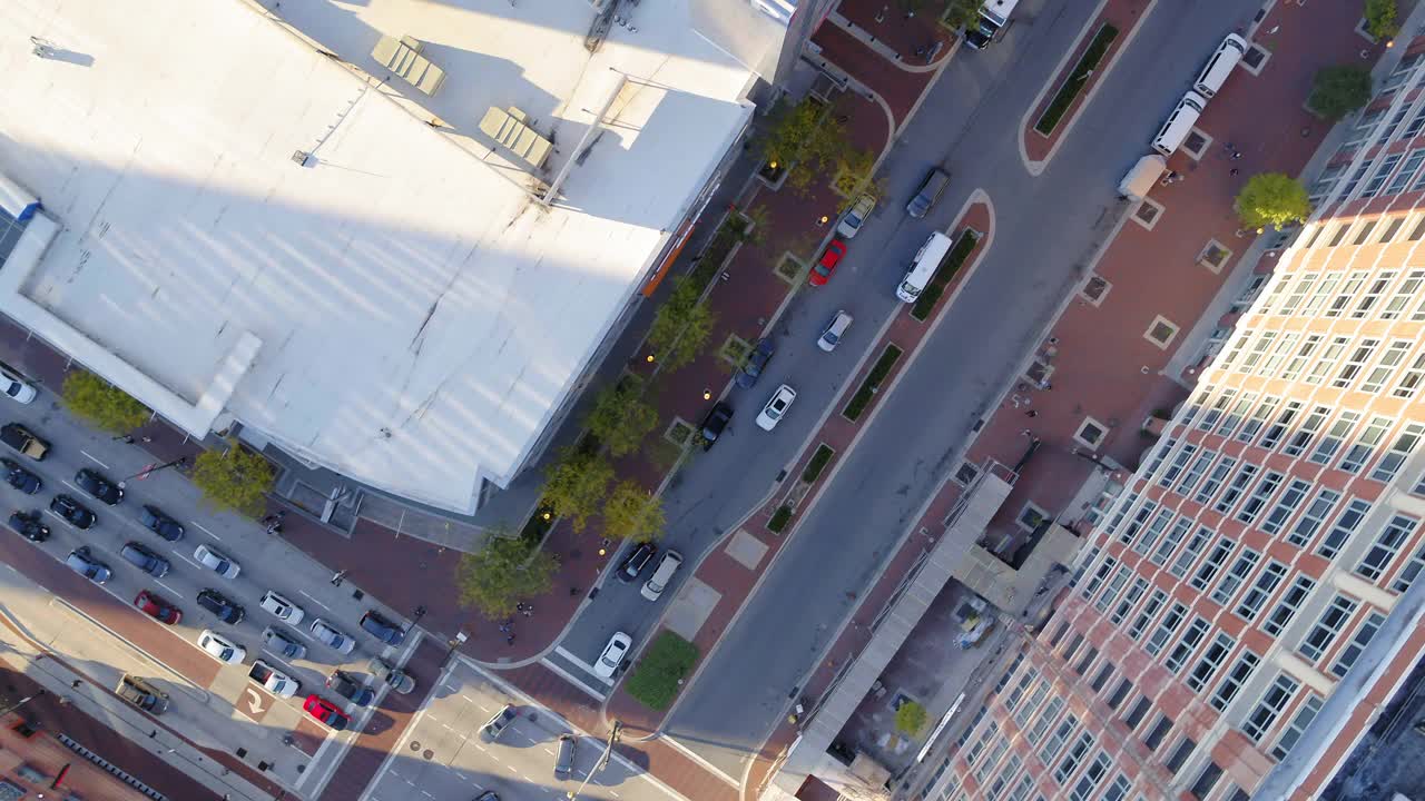 航拍的汽车在道路上的住宅建筑在城市-巴尔的摩，马里兰州视频素材